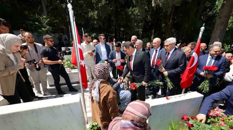 Hatay'da Kurban Bayramı öncesi şehitlik ziyaretinde Vali Mustafa Masatlı, ayakta