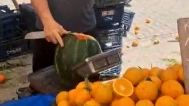 Osmaniye'de Kurban Bayramı öncesi semt pazarında karpuz satan bir pazarcı,