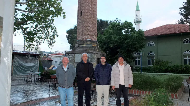 Burhaniye Geriş Mahallesi'ndeki 1908 yapımı Çerkez Minaresi, cami taşınmasıyla yalnız