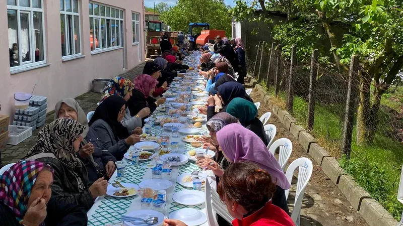 Balıkesir Karesi ilçesi Yeroluk Mahallesi'nde düzenlenen geleneksel hayır yemeğine yaklaşık