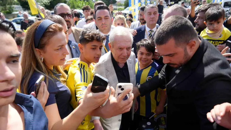Fenerbahçe Kulübü Başkan Adayı Aziz Yıldırım, Kocaeli'nde yaptığı açıklamada iki