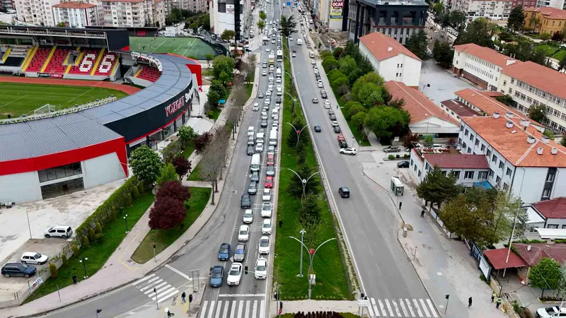 Kurban Bayramı dolayısıyla Yozgat'taki E-88 Karayolu'nda trafik yoğunluğu yaşanıyor. İç