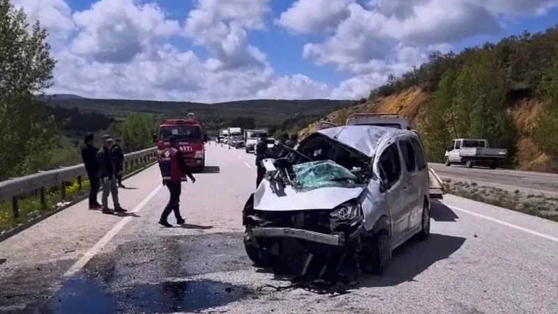 Yozgat'ta hafif ticari aracın bariyerlere çarpması sonucu sürücü dahil 6