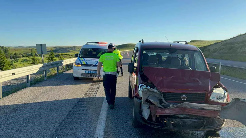 Yozgat'ın Yerköy ilçesinde iki aracın çarpışması sonucu 8 kişi yaralandı.