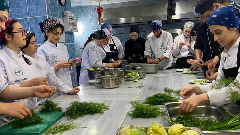 Balıkesir Üniversitesi'nde Şef Aylin Yazıcıoğlu liderliğinde düzenlenen zeytinyağı gastronomi eğitiminde