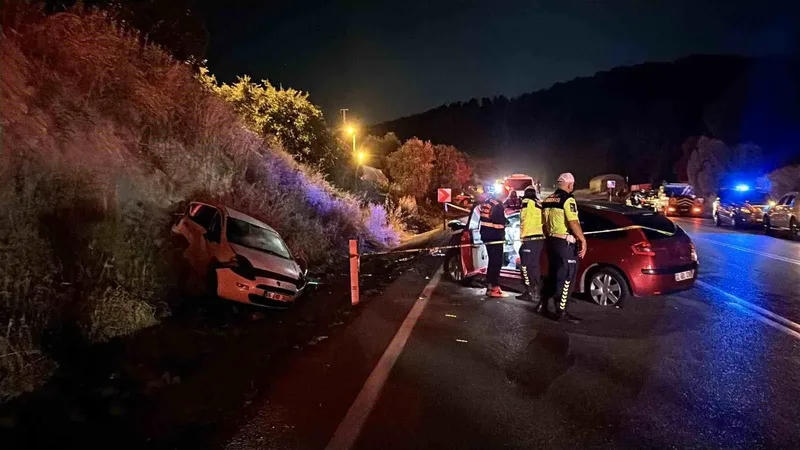 Burdur'un Bucak ilçesinde 4 aracın karıştığı zincirleme trafik kazasında 4