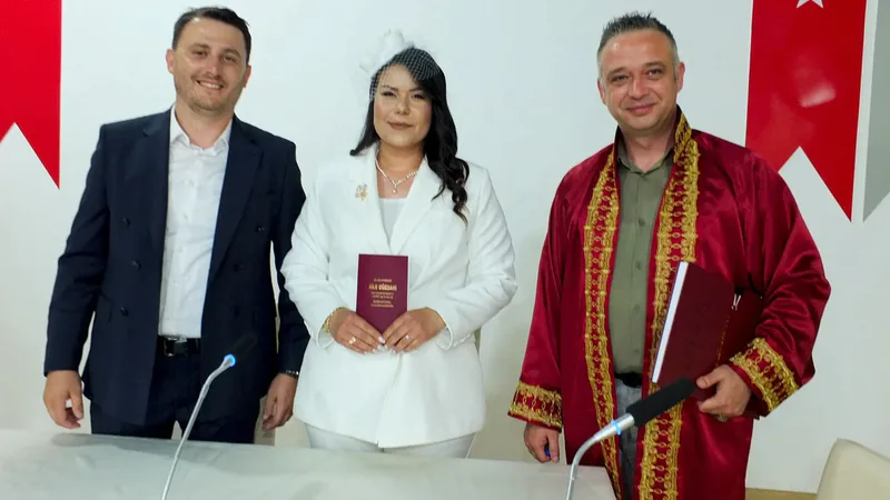 06.06.2026 tarihinde Burhaniye'de 17 çift aynı gün nikah masasına oturdu.