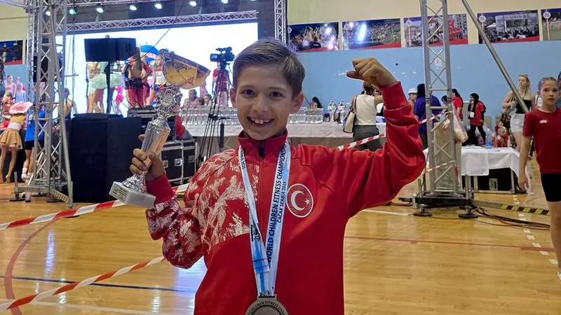 İlkokul 4. sınıf öğrencisi Emrah Şenay, 2024'te Türkiye Çocuk Fitness
