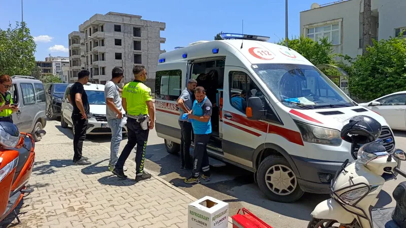 Adıyaman'da kontrolden çıkan motosikletin devrilmesi sonucu sürücü ve yolcu yaralandı.