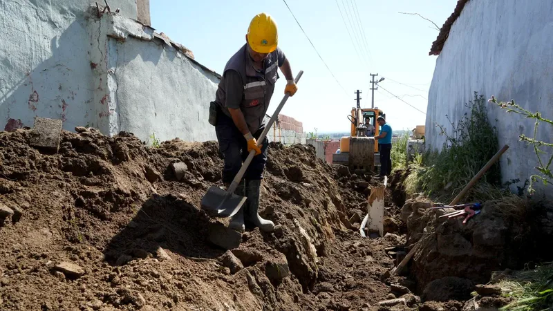 Balıkesir Büyükşehir Belediye Başkanı Ahmet Akın öncülüğünde Edremit Gazicelal Mahallesi'nde
