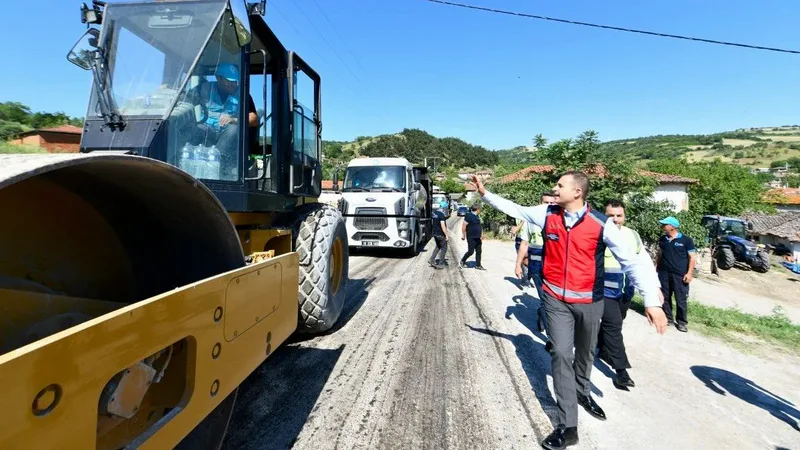 Balıkesir Büyükşehir Belediye Başkanı Ahmet Akın, Susurluk-Ömerköy arasındaki 2 bin