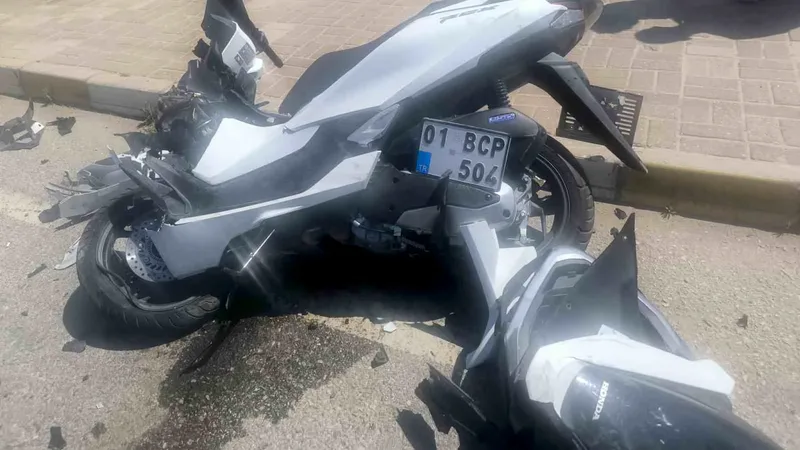 Antalya'nın Alanya ilçesinde meydana gelen trafik kazasında minibüs ile çarpışan