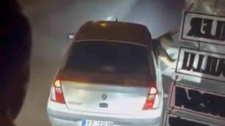 Balıkesir Edremit'te alkollü sürücü ve beraberindekiler, şehirler arası yolcu otobüsünün