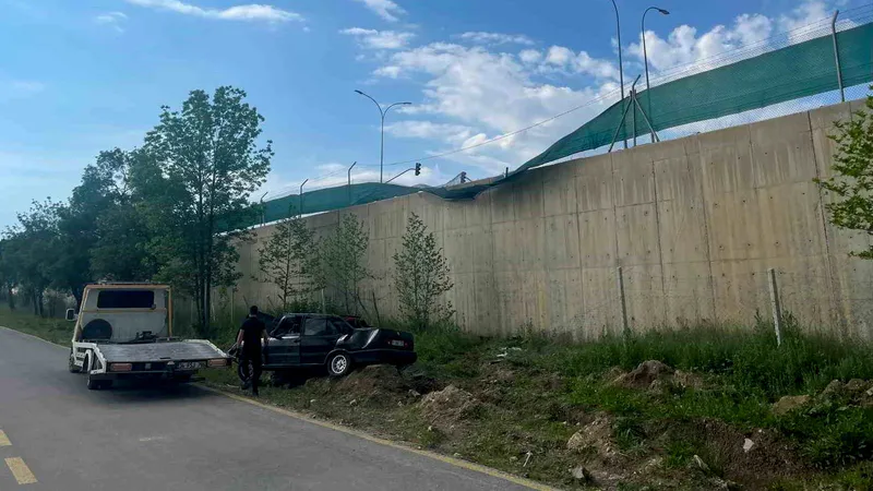 Bilecik'te alkollü sürücünün direksiyon kontrolünü kaybetmesi sonucu araç, Söğüt Jandarma