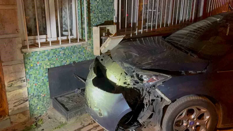 Bursa'da alkollü sürücünün kaldırımdaki park halindeki araca çarpması sonucu doğalgaz