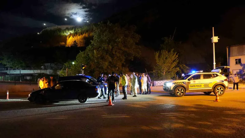 Gümüşhane'de alkollü sürücünün kullandığı otomobil, İl Jandarma Komutanlığı'na giriş yapmak