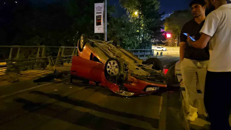 Şişli'de alkollü sürücünün yola atlayan köpeğe çarpmamak için yaptığı ani
