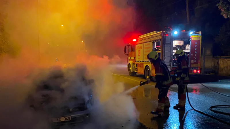 Balıkesir'in Altıeylül ilçesinde park halindeki bir otomobilde gece saatlerinde yangın