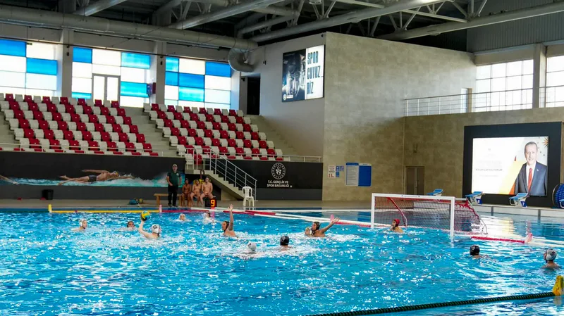 Balıkesir Olimpik Yüzme Havuzu'nda start alan Anadolu Yıldızlar Ligi Su