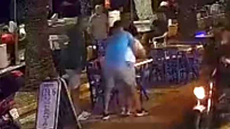 Avşa Adası'nda bir restoranda yemek yerken boğazına lokma kaçan müşteri,
