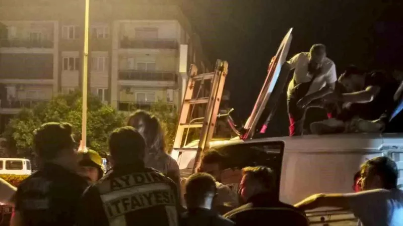 Aydın'ın Efeler ilçesinde Ulukent Kavşağı'nda meydana gelen trafik kazasında minibüs