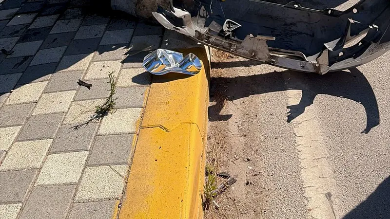 Balıkesir'in Ayvalık ilçesi Sarımsaklı girişinde direksiyon hakimiyetini kaybeden otomobil, denize