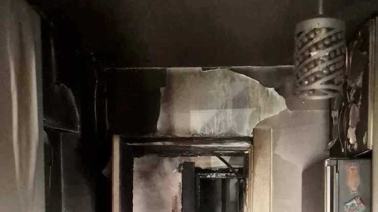 Ayvalık 150 Evler Mahallesi'nde 4 katlı bir apartmanın çatı katında
