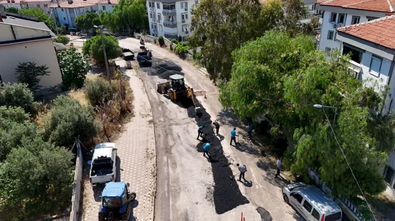 Ayvalık'ta doğalgaz altyapı çalışmalarının ardından yol ve kaldırım yenileme faaliyetleri