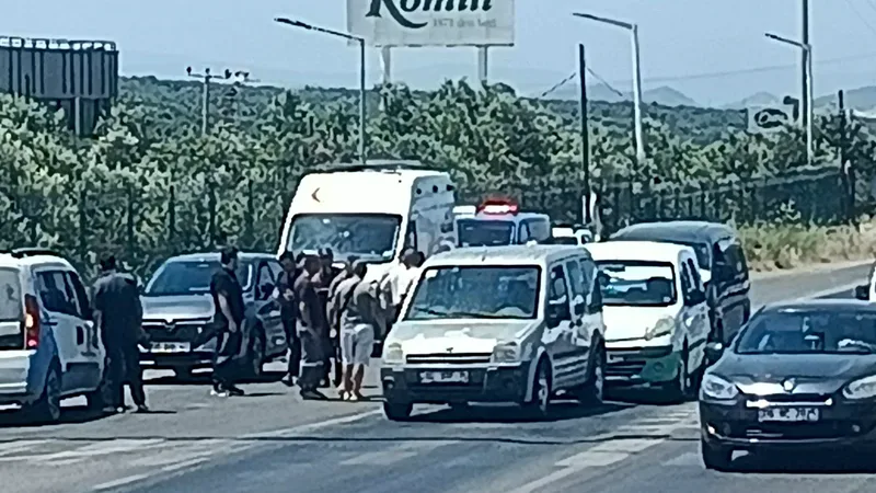 Ayvalık Kozak kavşağında meydana gelen zincirleme trafik kazasında 3 araç