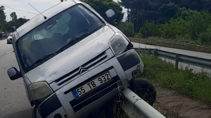 Samsun'un Bafra ilçesinde kontrolden çıkan otomobilin bariyerlere çarpması sonucu 4