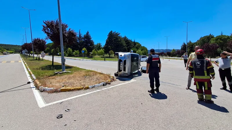 Balıkesir-Bigadiç karayolu üzerindeki Çağış Kampüsü Kavşağı'nda otomobil ile hafif ticari