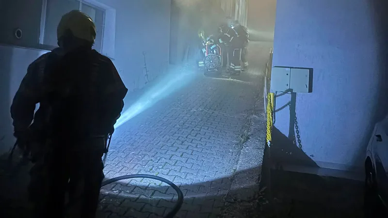 Balıkesir'in Altıeylül ilçesinde, Balıkesir-İzmir karayolu üzerindeki bir araç servisinde gece