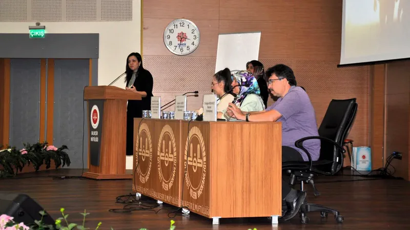 Balıkesir İl Müftülüğü'nde düzenlenen 'Bir Yetime Aile Olmak' panelinde, koruyucu