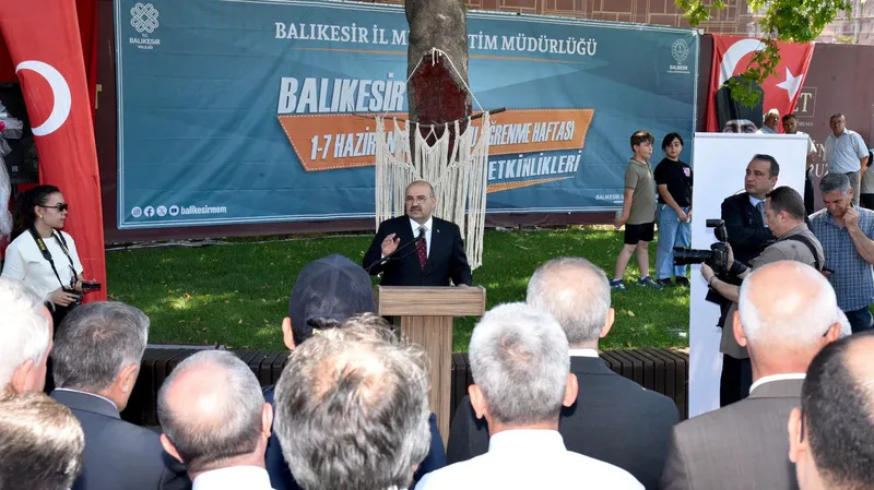 Balıkesir'de düzenlenen Hayat Boyu Öğrenme Haftası, Cumhuriyet Meydanı'ndaki açılış töreniyle