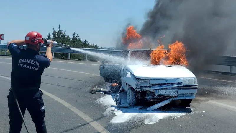 Balıkesir-İzmir karayolunda iki otomobilin çarpıştığı kazada bir araç alev aldı.