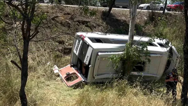 Balıkesir'de yolcu minibüsü ile otomobilin çarpışması sonucu 14 kişi yaralandı.