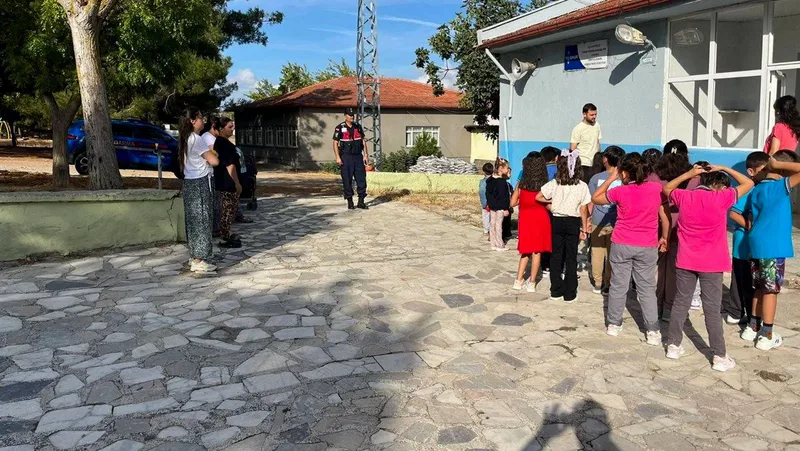 Balıkesir İl Jandarma Komutanlığı, okul çevreleri ve servis araçlarında geniş
