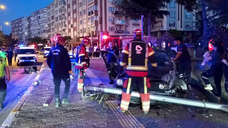 Balıkesir'de kontrolden çıkan otomobilin istinat duvarına çarpması sonucu sürücü hayatını