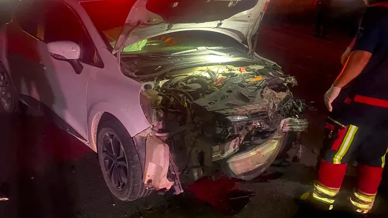 Balıkesir-Bigadiç karayolunda gece saatlerinde meydana gelen trafik kazasında bir otomobil,
