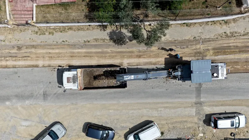 Balıkesir Büyükşehir Belediyesi, Susurluk ve Burhaniye'de yol yenileme çalışmalarını sürdürüyor.