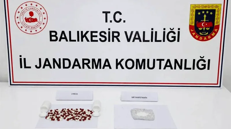 Balıkesir İl Jandarma Komutanlığı'nın 9 ilçede gerçekleştirdiği uyuşturucu operasyonunda 18