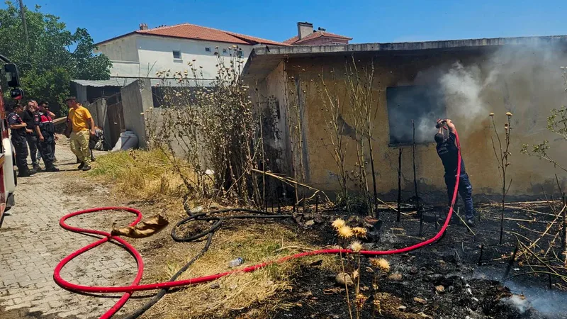 Kepsut Hotaşlar Mahallesi'nde saman damında çıkan yangın, itfaiye ve orman