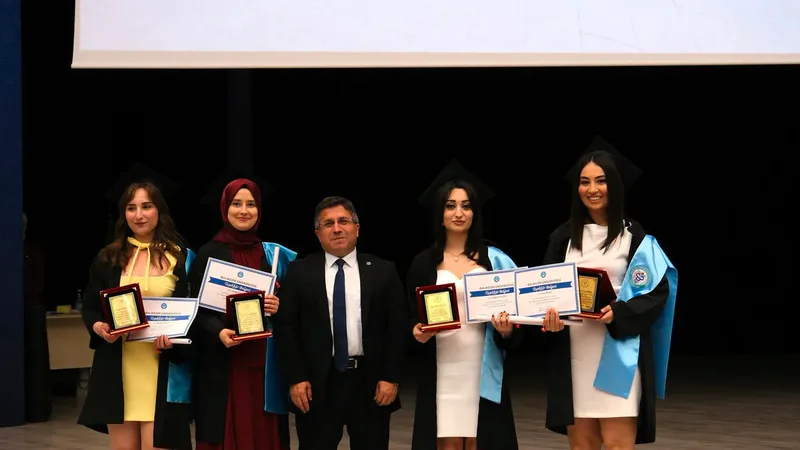 Balıkesir Üniversitesi Tıp Fakültesi, 2025-2026 mezuniyet töreninde genç hekimlerini görkemli