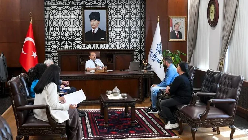 Balıkesir Valisi İsmail Ustaoğlu, Vatandaş Buluşması programı kapsamında şehir genelinde