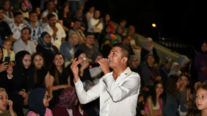 Balıkesir Büyükşehir Belediyesi'nin düzenlediği Yaza Merhaba Konserleri, Dursunbey ve Bigadiç'te