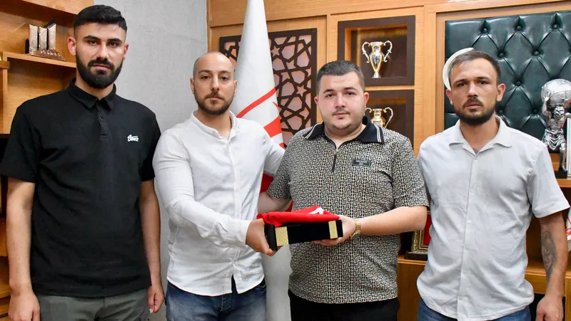 Nev Sağlık Grubu Balıkesirspor'da tribün liderleri Ahmet Yetim, Abdullah Cengiz