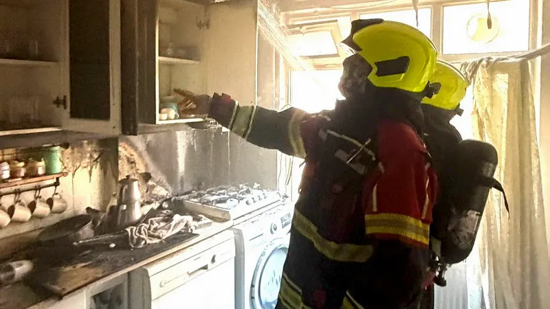 Bandırma'nın Dere Mahallesi'nde bir apartman dairesinin mutfağında çıkan yangın, Balıkesir