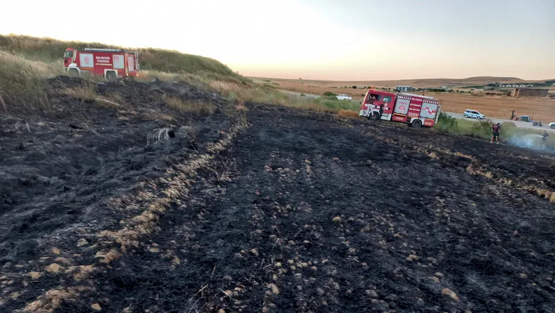 Bandırma ilçesi Kayacık Mahallesi'nde TOKİ konutlarına yakın arazide çıkan yangın,