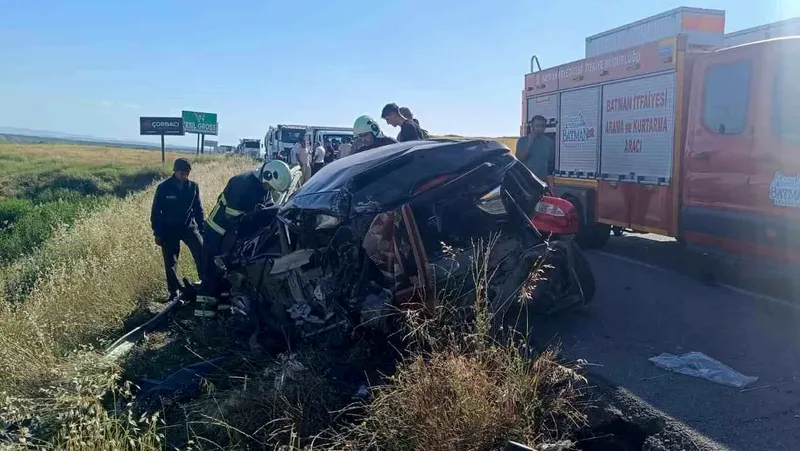 Batman-Diyarbakır karayolu üzerinde kamyon ile otomobilin çarpışması sonucu 2 kişi