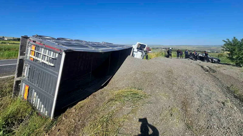 Batman-Beşiri kara yolu üzerinde kamyon ile otomobilin çarpıştığı kazada 3